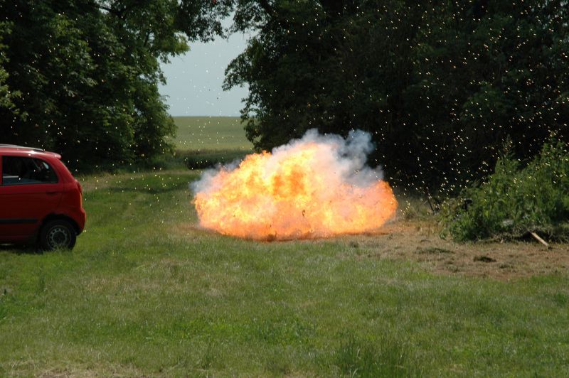 explosion-eines-polenboellers-an-einer-spraydose