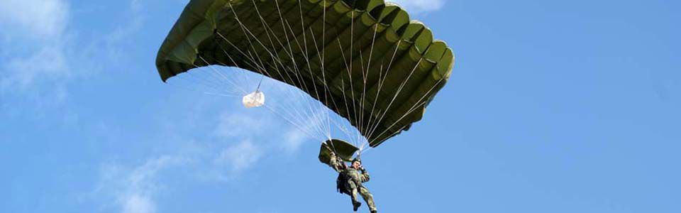 Wir bieten weltweites militärisches Fallschirmspringen an