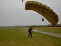 Landung mit dem Flaechenfallschirm