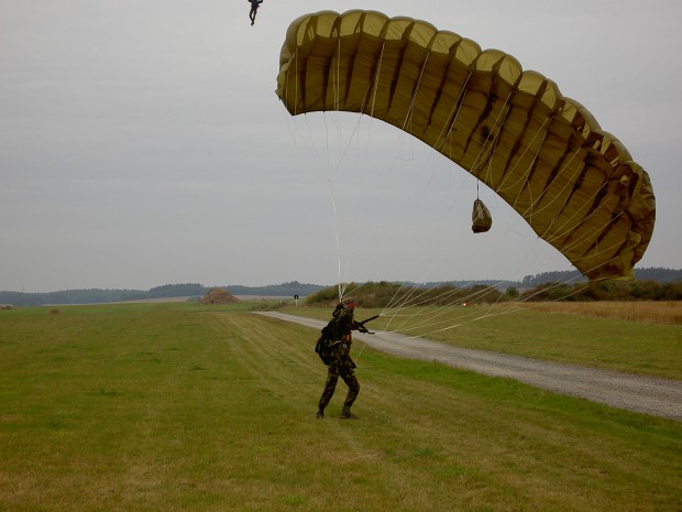 landung-mit-dem-flaechenfallschirm