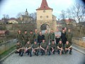 Gruppenbild vor dem Tor in Stribro