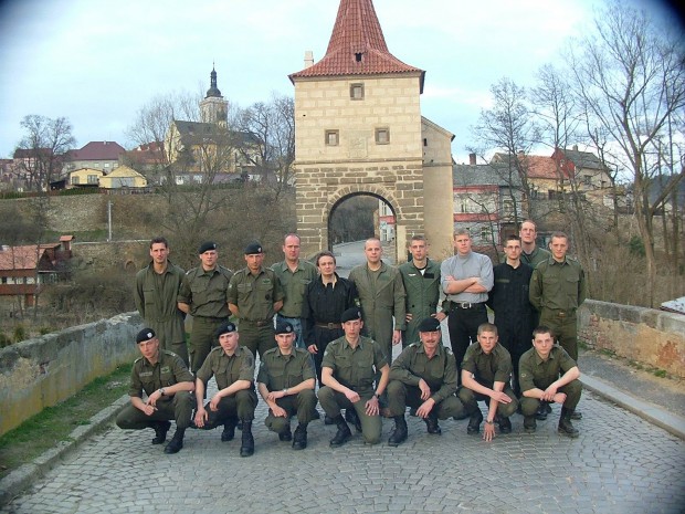 gruppenbild-vor-dem-tor-in-stribro