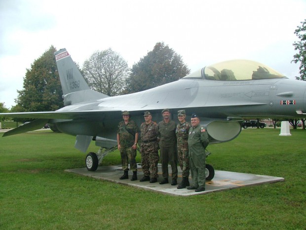 gruppenfoto-vor-der-f-16-fighting-falcon