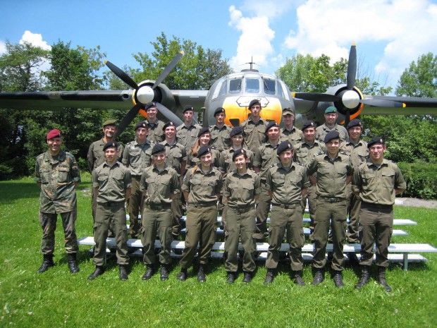 gruppenbild-vor-der-alten-nora