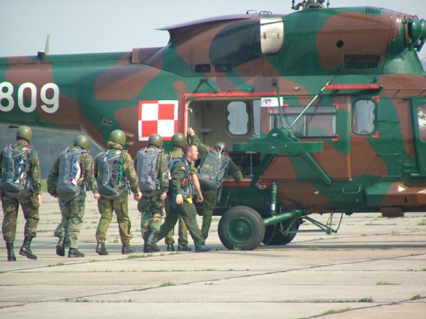 bording-at-military-helicopter