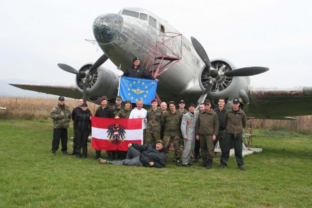 gruppenfoto-vor-einer-dc-3