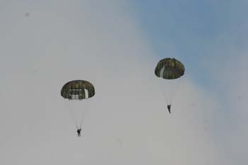 zwei-fallschirme-am-himmel