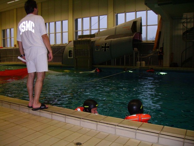 unterqueren-des-aufgespannten-fallschirmes