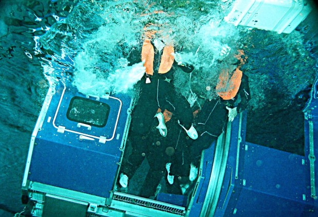 unterwasseraufnahme-ausbooten-aus-dem-helikopter