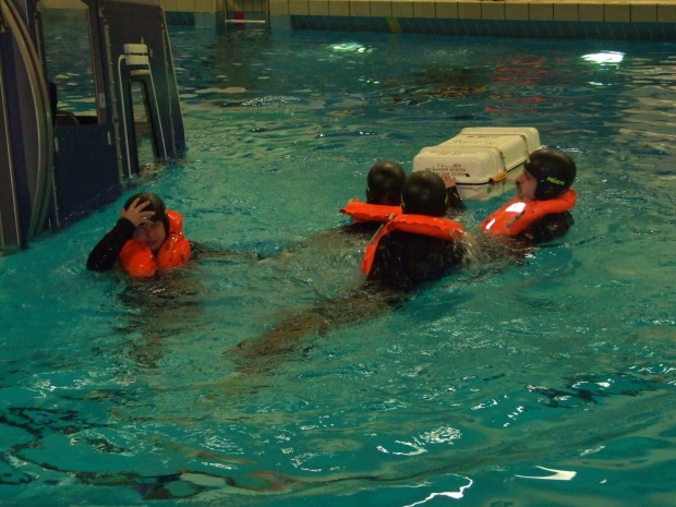 ausbooten-mit-der-rettungsinsel