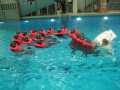 Versammeln um die Rettungsinsel