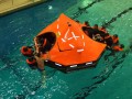 Beziehen der Rettungsinsel 