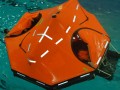 Regenschauer ueber der Rettungsinsel