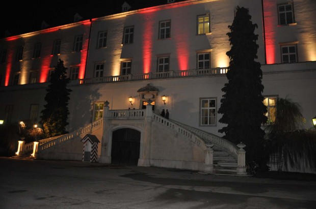 die-festlich-beleuchtete-burg