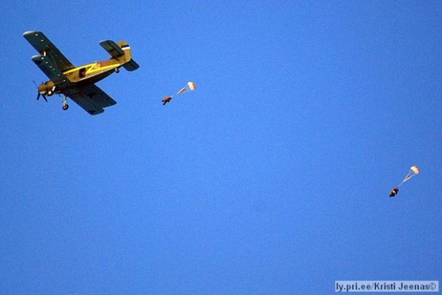 reihensprung-mit-stabi-fallschirm-aus-600-m-hoehe