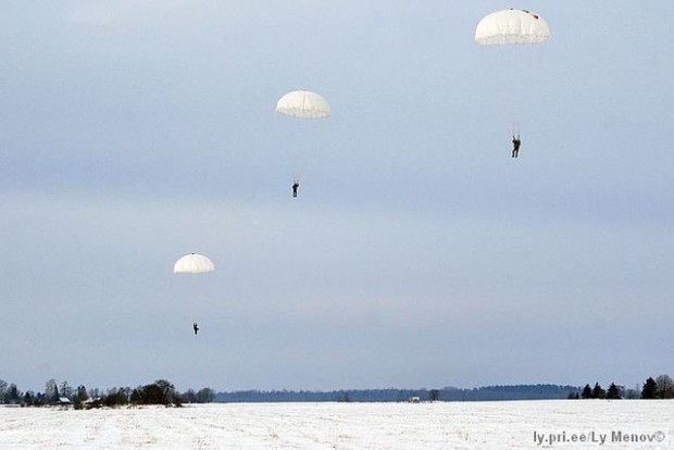 und-wieder-sind-drei-fallschirme-am-himmel