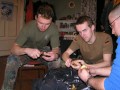 Reinhold,Thomas und Magnus beim Kartoffelschaelen