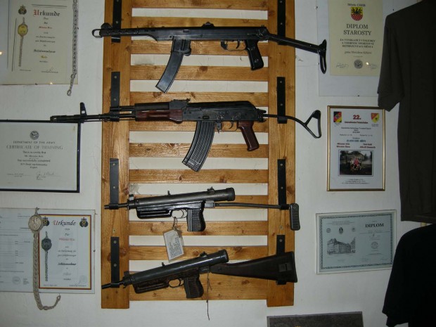 verschiedene-waffen-stehen-zur-auswahl
