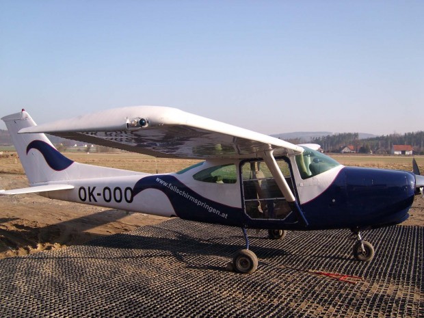 unsere-absetzmaschine-cessna-182