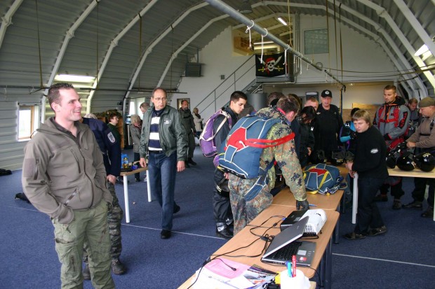 eintragen-ins-flugbuch