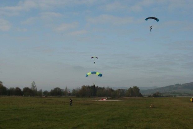 fallschirme-schweben-nieder