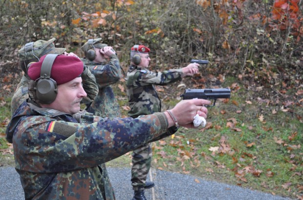 klaus-und-thierry-beim-schiessen