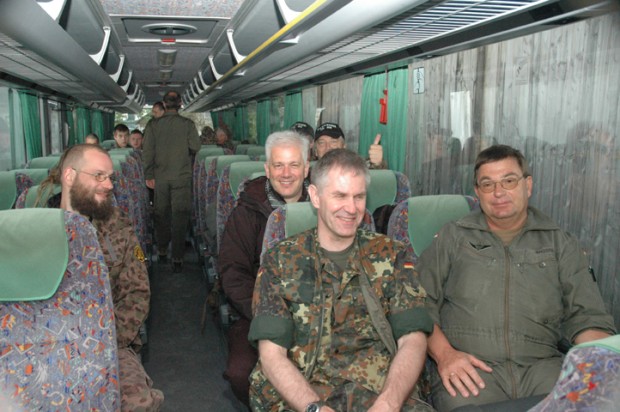 abfahrt-im-militaerbus