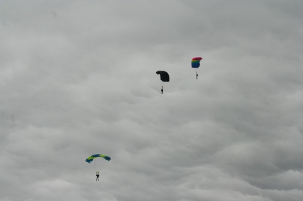 drei-fallschirme-am-himmel