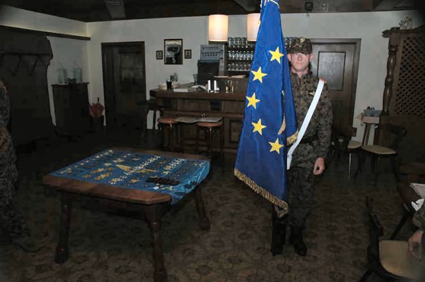 unser-ehrentisch-mit-der-emfv-fahne
