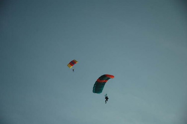 zwei-fallschirme-am-himmel
