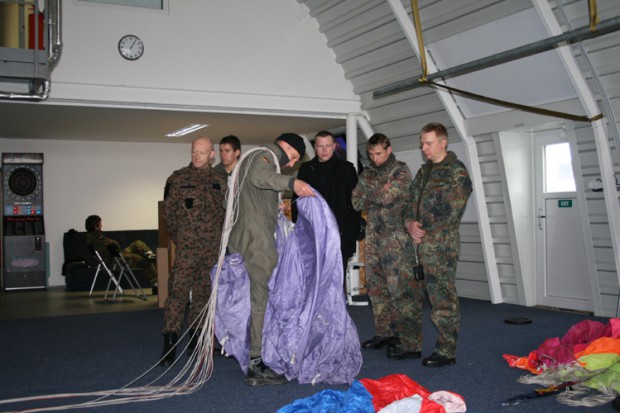 einweisung-in-das-fallschirmepacken