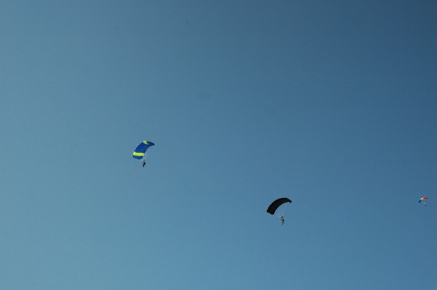 drei-fallschirme-am-himmel