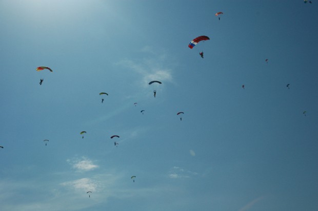 lot-of-parachute-are-in-the-sky