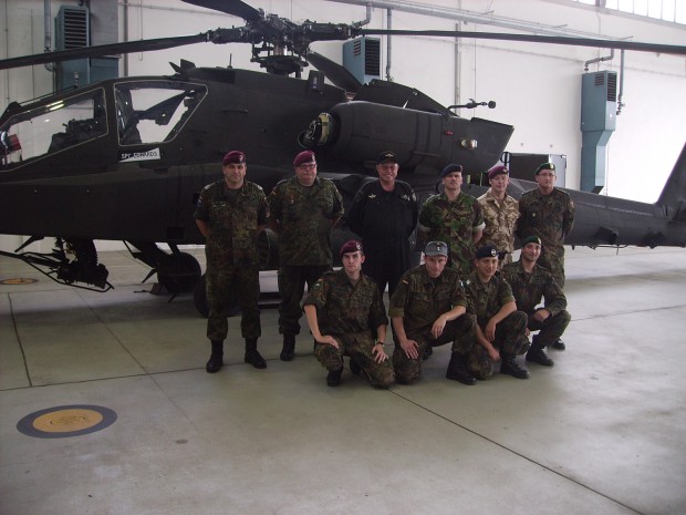 gruppenbild-vor-dem-apache