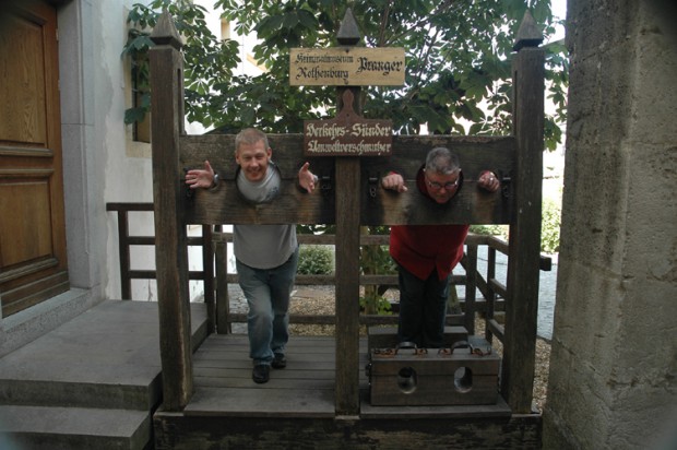 frank-und-hans-stehen-am-pranger