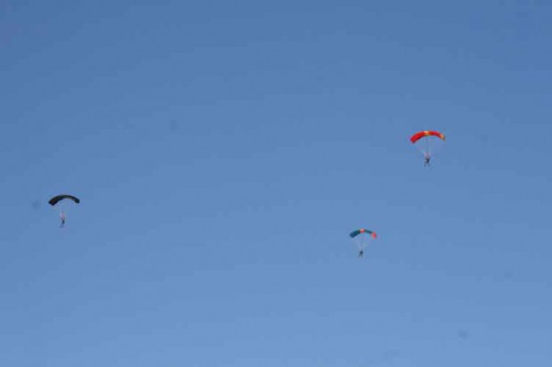 drei-fallschirme-am-himmel