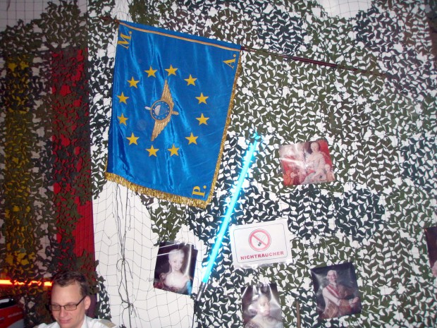 unser-emfv-fahne-zeigt-flagge