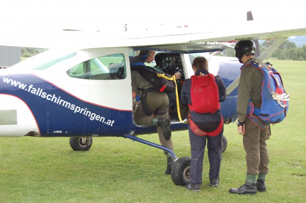 boarding-at-cessna-182