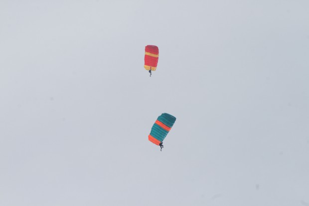 zwei-fallschirme-am-himmel