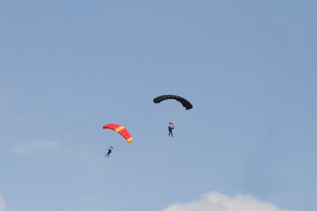 zwei-fallschirme-am-himmel