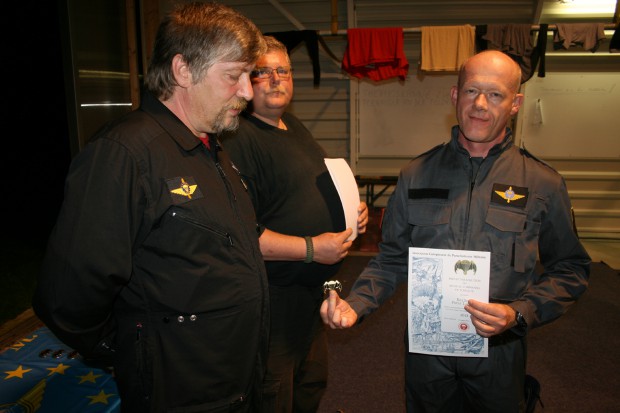 die-kommando-wings-in-gold-fuer-peter