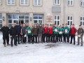 Gruppenbild vor dem Schulgebaeude