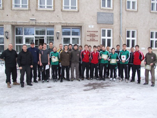 gruppenbild-vor-dem-schulgebaeude