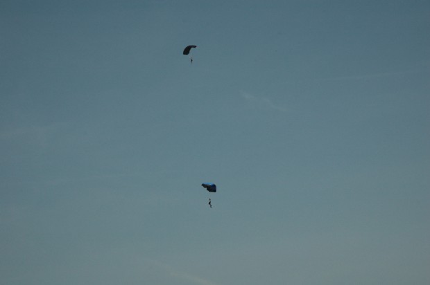 zwei-fallschirme-am-himmel