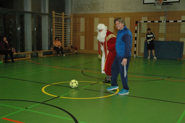 der-nikolaus-schiesst-einen-7-m