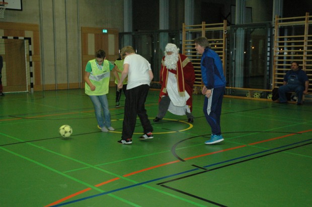 der-nikolaus-spielt-mit