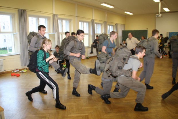 aufwaermtraining-mit-rucksack