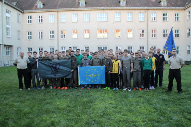 gruppenbild-vor-dem-schulgebaeude