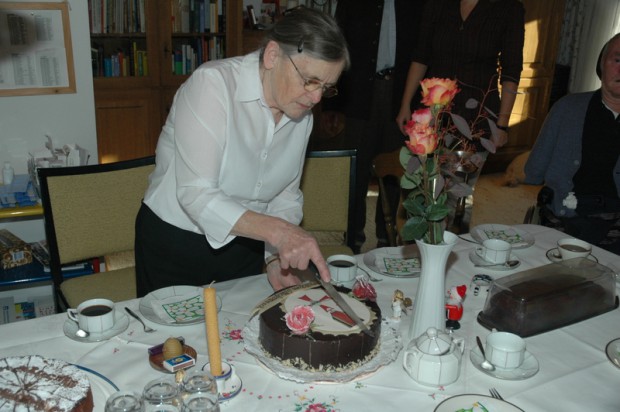 rosi-schneidet-die-torte-an
