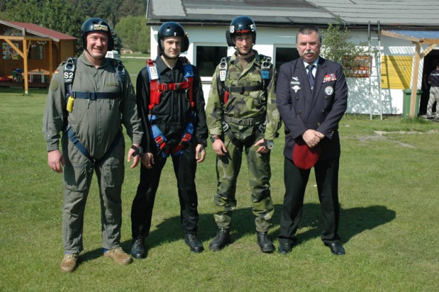 die-erste-grunggruppe-mit-colonel-gajdos